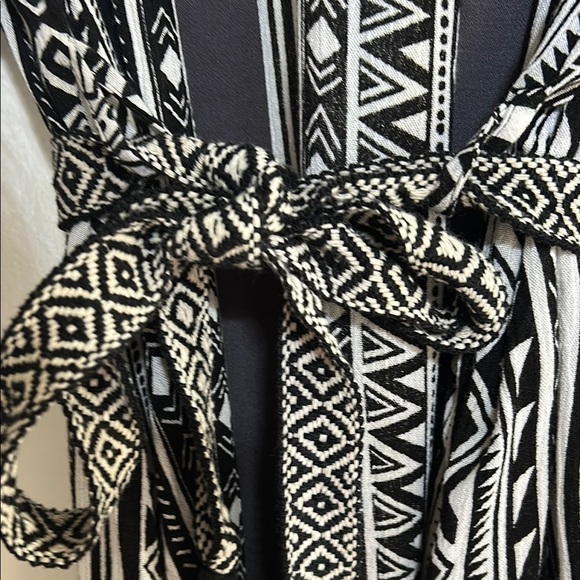 Entro Monochrome Geometric Kimono - Picture 5 of 8